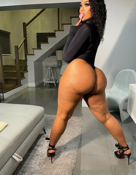 NyNyirene model nudes images