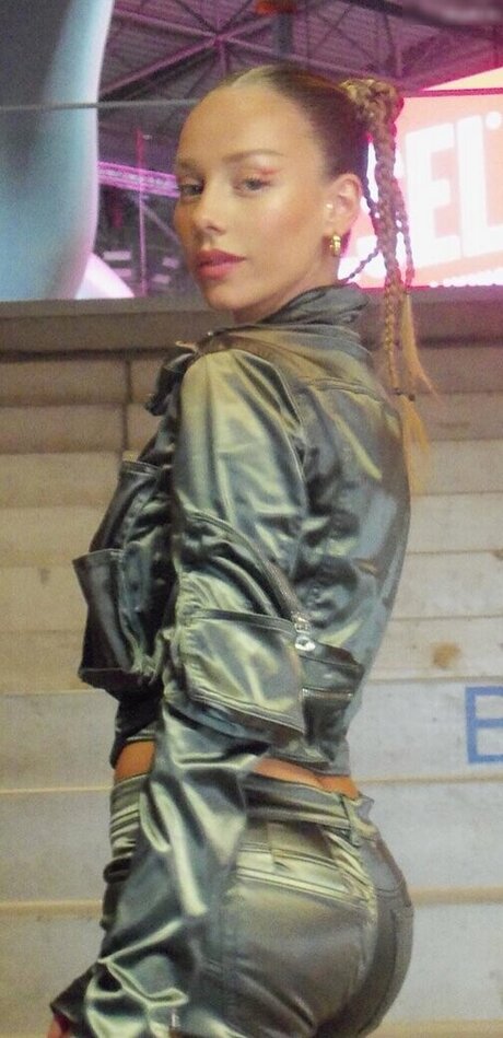 Ester Exp sito actress pics