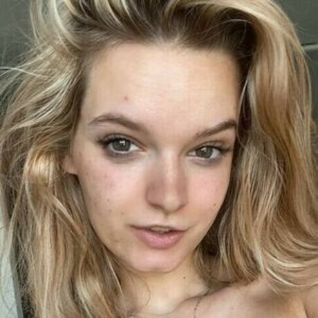 Curvyleila hot model pic