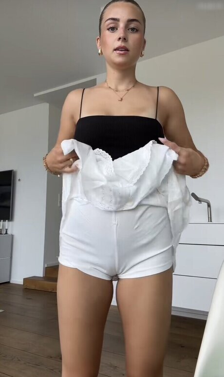 Lea Breuer top model photos