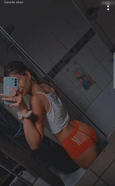 its sunny93 nude star galleries