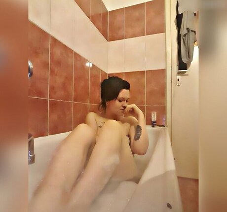 Laura Knoblauch model hot pics