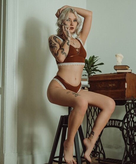 Brewi adult model photo