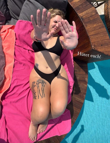 Viky kid art actress picture