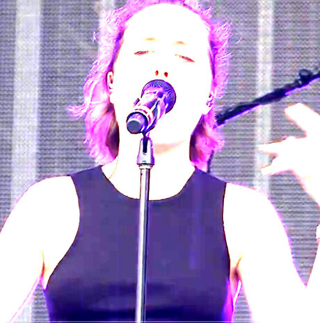 Alice Merton model nude pic