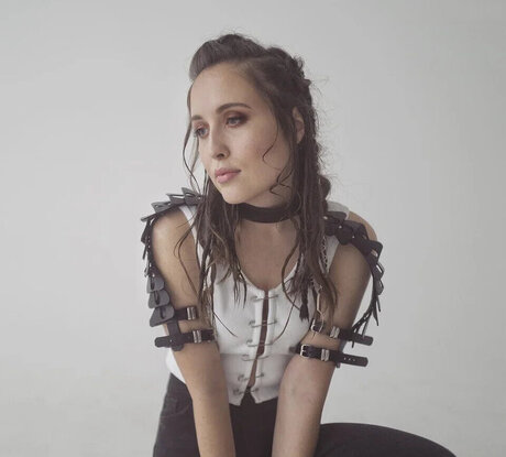 Alice Merton free model photo