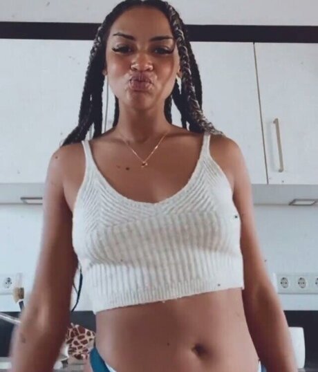 Shaggy Baggy model pretty photo