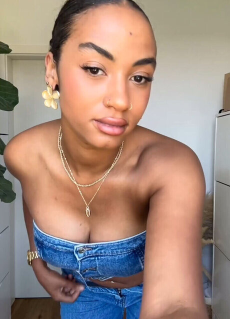 Shaggy Baggy model nude pic