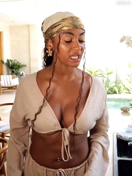 Shaggy Baggy model beautiful pics