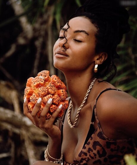 Shaggy Baggy model sexy picture