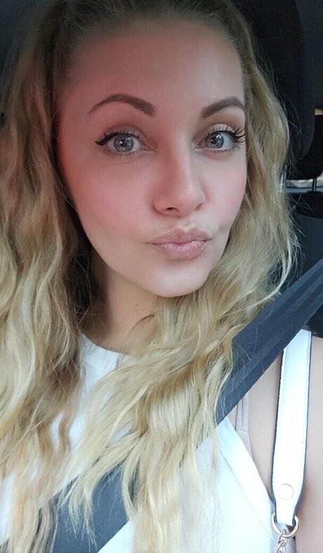 Sarah Milkowski naked model pics