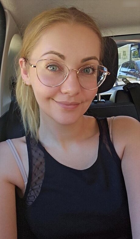 Sarah Milkowski beautiful model photo