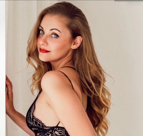 Sarah Milkowski sexy star pictures