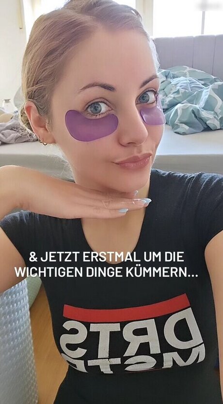 Sarah Milkowski model top img