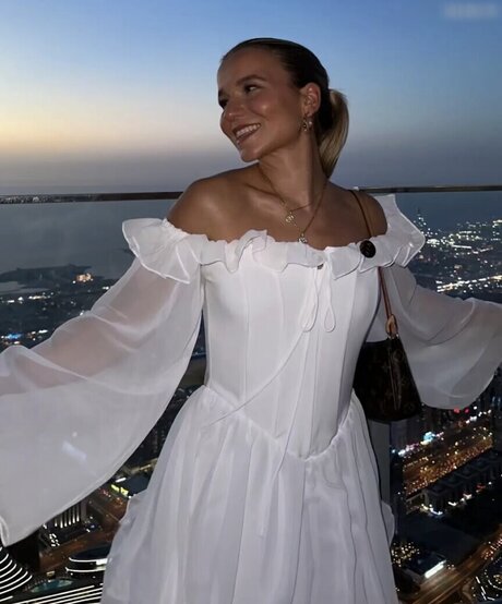 Alina Wachinger sexy actress image