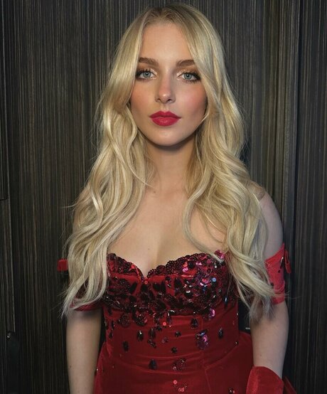 Mckenna Grace sexy actress pics