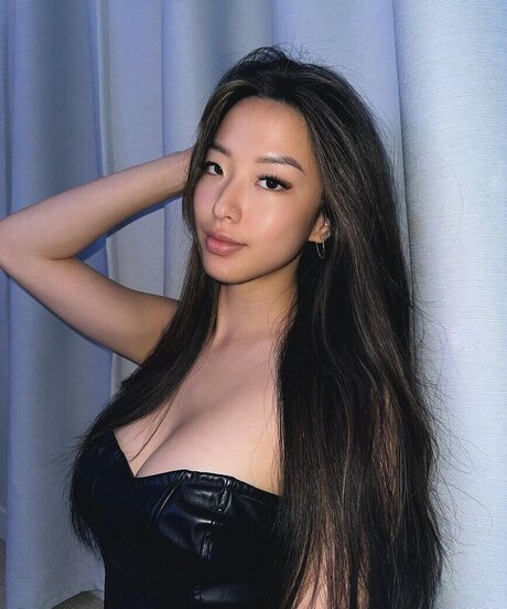 Winnie Chang nude model pic