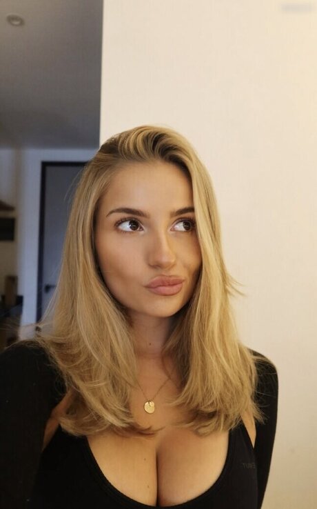 skinny shemale onlyfans beautiful picture