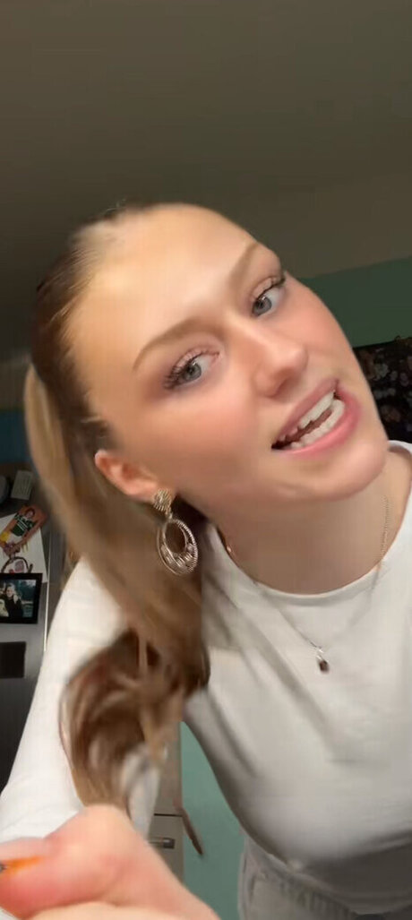 Yana Clare pretty actress photo