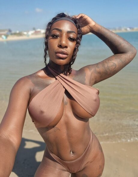 Josy Black pretty model img