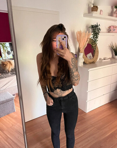 Tizeax naked pornstar pic