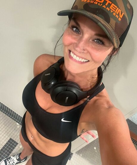 Julie Felton model art picture