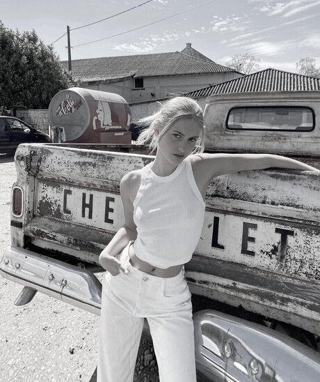 Zoe Kaeppele beautiful actress pics