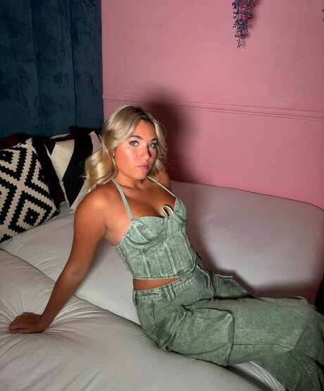 Rosie McClelland hd model picture