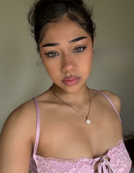 atoviah pretty pornstar image