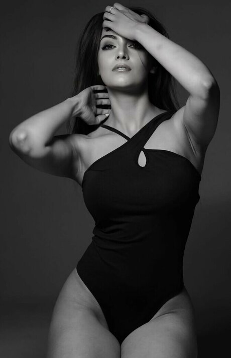 Yesha Sagar erotic pornstar pic