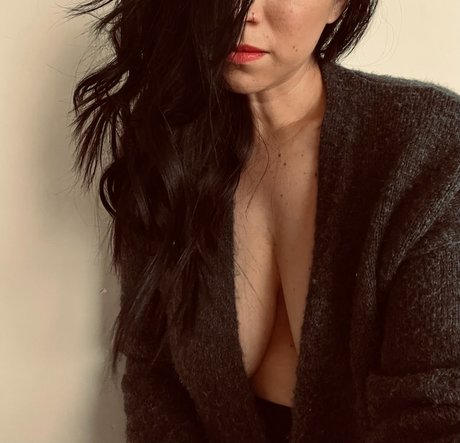 Latina Wanderlust nude model pics