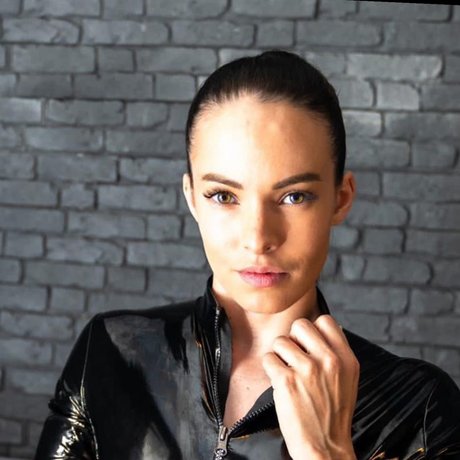 Lady Tess CH model naked pic