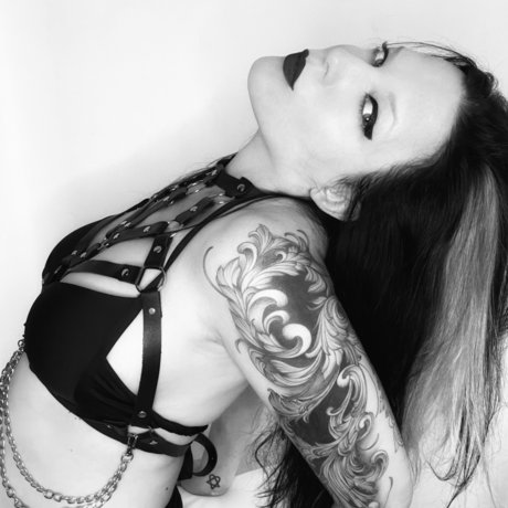 Lady of the Seven Moons model sexy img