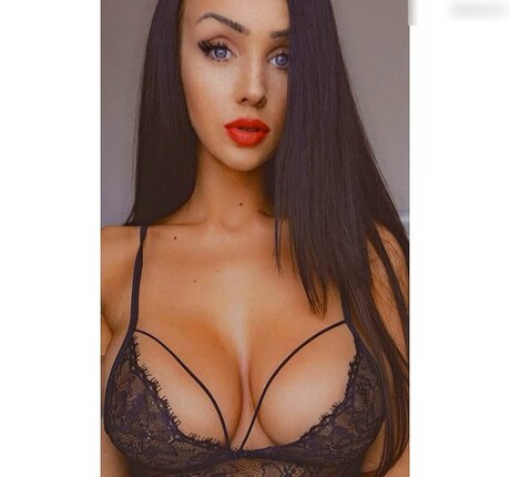 Leonie Schnbck hot star image