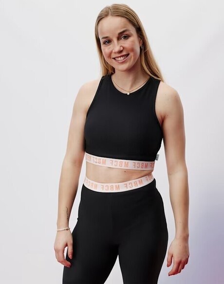 DFB Damen model naked image