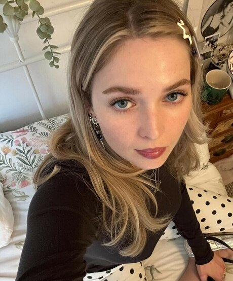 Meg Mills star nude picture