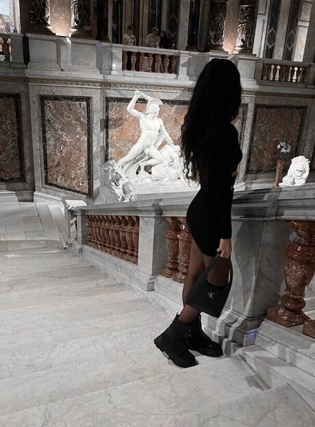 Larafina art star photo