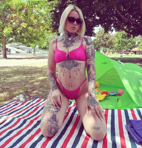 Typischblonnd naked actress photo