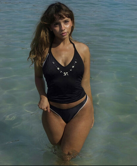 Anda Tohatan sexy model image