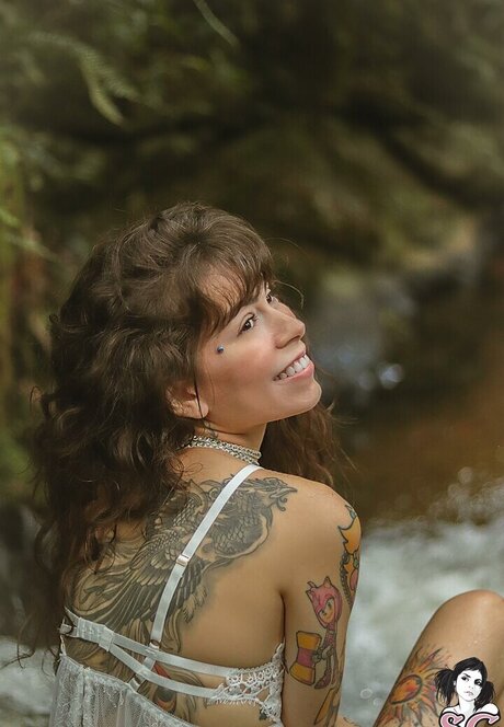 Dinhasun model nude pic