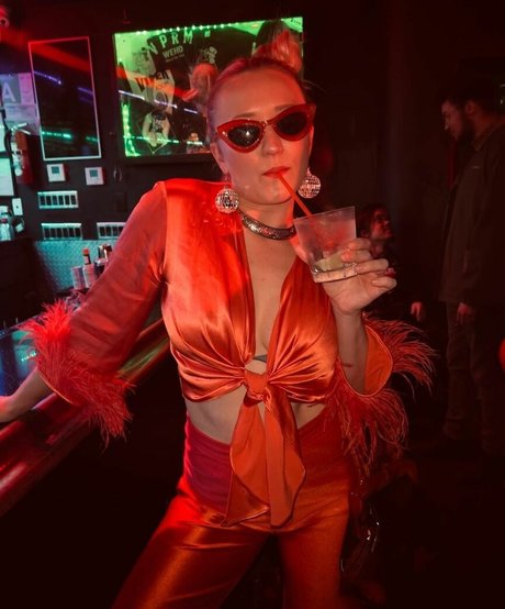 Emily Osment xxx model pictures