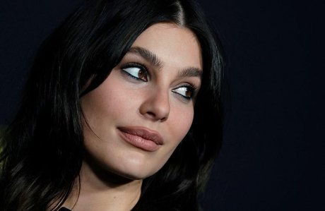 Camila Morrone model sexy img
