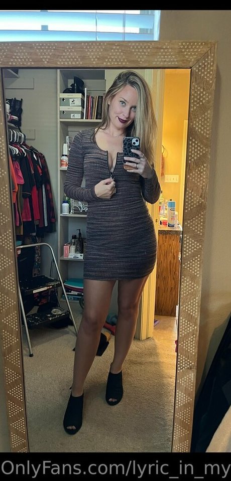 girlfriend onlyfans beautiful image