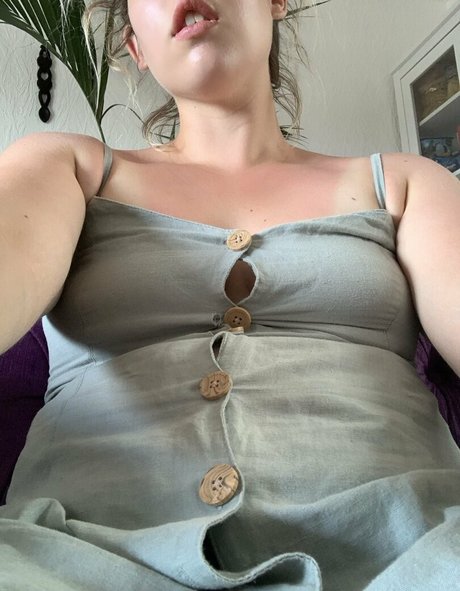 eatee hot model image