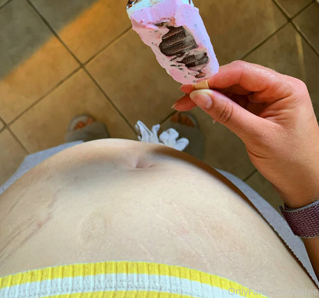 eatee exclusive model pictures