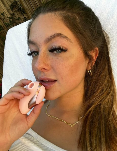 Itstaraswrld art actress image