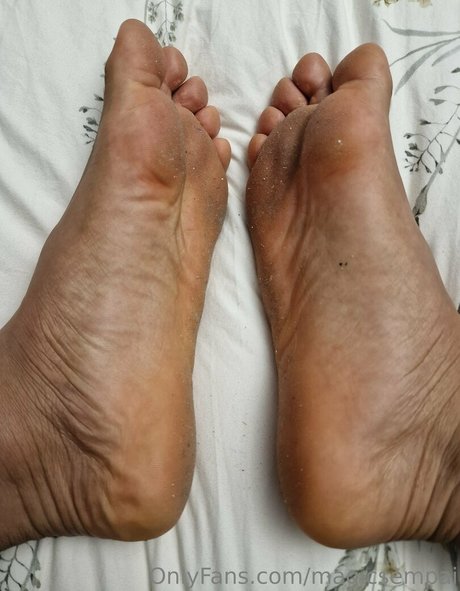 lesbian kissing onlyfans sex images