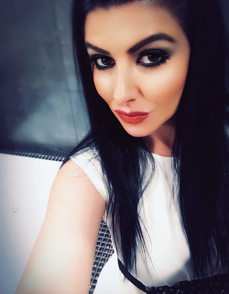 tarynthomas sexy model picture