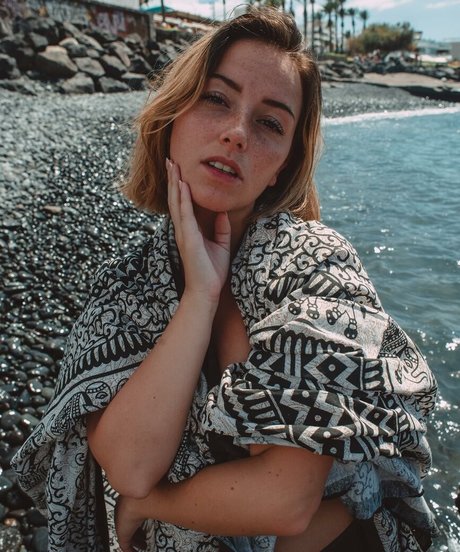 Shauna Dewit star hot img