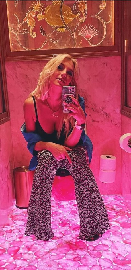 Courtney Miller pornstar galleries